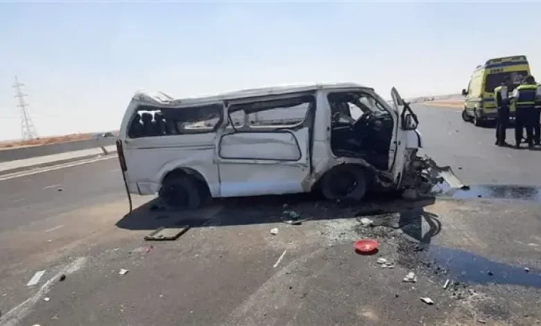 مصرع راكب وإصابة 19 آخرين فى حادث انقلاب ميكروباص بطريق أسيوط الغربى