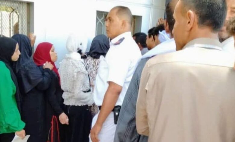 تحت حرارة الشمس طوابير لا تنتهي امام سجل مدني الفشن