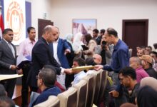 وزير العمل يُسلّم عقودًا جديدة لذوي الهمم في 3 شركات