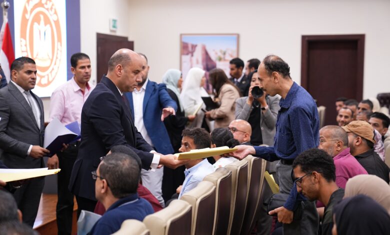 وزير العمل يُسلّم عقودًا جديدة لذوي الهمم في 3 شركات