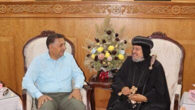 محافظ القليوبية يهنئ الأنبا مرقس راعى كنيسة مسطردب بصوم السيدة العذراء