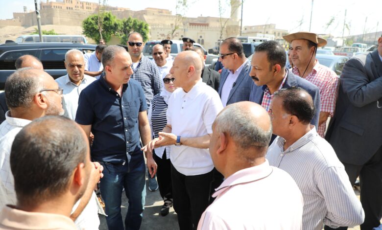محافظ القاهرة يتفقد منطقة السيدة عائشة لمتابعة سير العمل في مشروعات التطوير الجارية