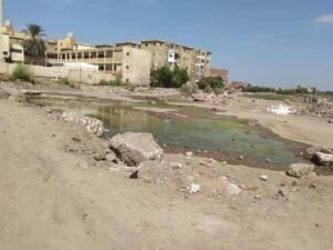 ( بالصور ) المجارى تحاصر مدرسة التجارة بنين بمنية المكرم بفاقوس