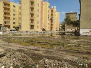 ( بالصور ) المجارى تحاصر مدرسة التجارة بنين بمنية المكرم بفاقوس