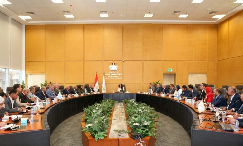 وزيرة الإسكان تتابع موقف منظومة الصرف الصحي بالقاهرة ومدينتي الشروق وبدر