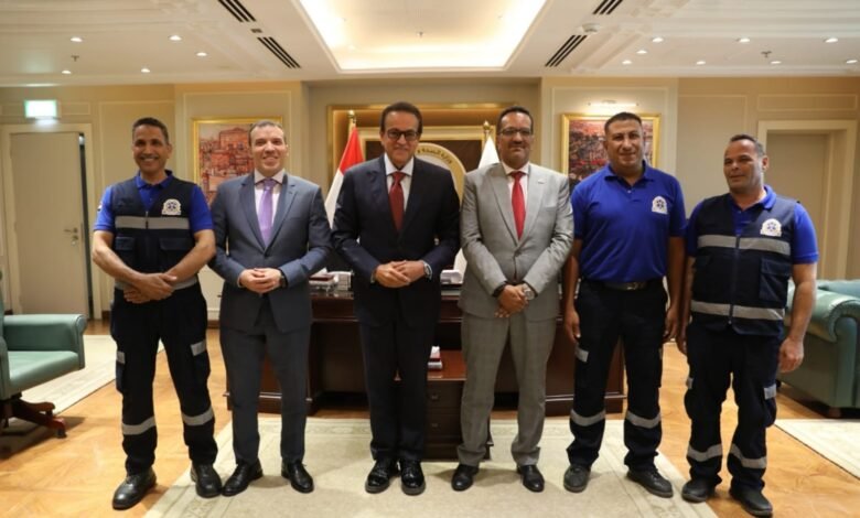 وزير الصحة يُكرم أبطال الإسعاف لإنقاذهم حياة أب استجابوا لنداء طفله في 6 دقائق