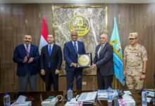 .محافظ كفرالشيخ يكرم السكرتير العام للمحافظة تقديرًا لعطائه المتميز