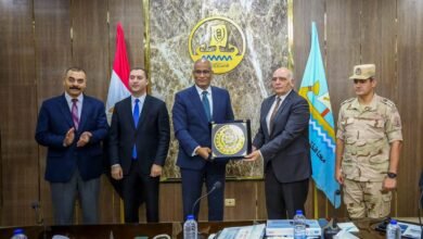 .محافظ كفرالشيخ يكرم السكرتير العام للمحافظة تقديرًا لعطائه المتميز