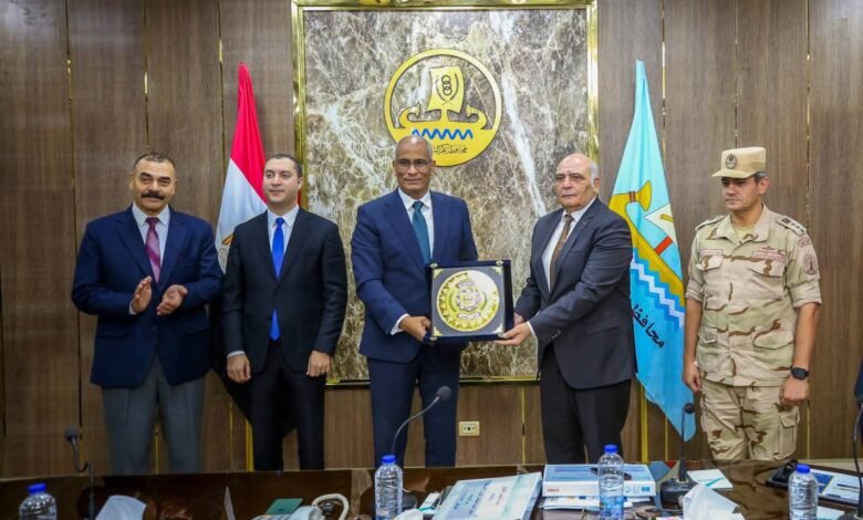 .محافظ كفرالشيخ يكرم السكرتير العام للمحافظة تقديرًا لعطائه المتميز