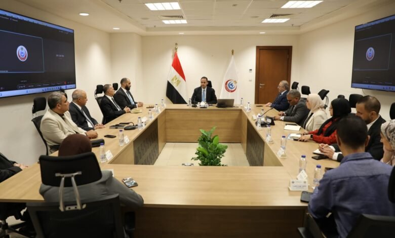 عقد الدكتور محمد الطيب، نائب وزير الصحة والسكان، اجتماعاً تنسيقيا مع ممثلي شركة فودافون، والجهات المعنية والمسؤولة عن تطوير وميكنة النظام الصحي،