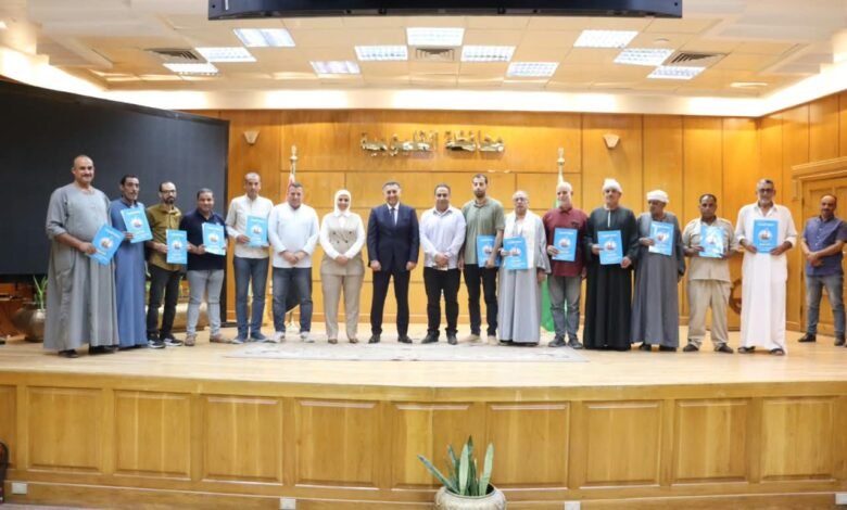 " محافظ القليوبية " يُسلِّم " 12 " عقداً لتقنين أوضاع اليد على " أملاك الدولة