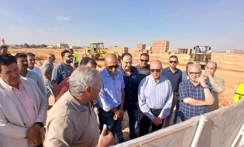 نائب وزيرة الإسكان ومسئولو الوزارة يتفقدون مشروعات المرافق بمدينة الشروق