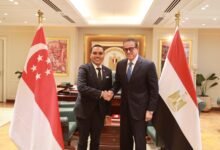 الدكتور خالد عبدالغفار يستقبل وزير الدولة لوزارتي الداخلية والخارجية بسنغافورة