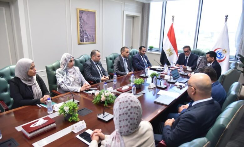 وزير الصحة يجتمع بفريق الإدارة العامة للمبادرات الصحية عقب حصولها على شهادتي الأيزو