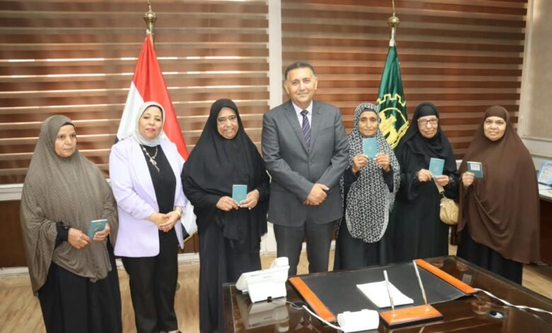 " محافظ القليوبية " يسلّم جوازات سفر " لـ5 " سيدات من الأولى بالرعاية للمشاركة في رحلة عمرة