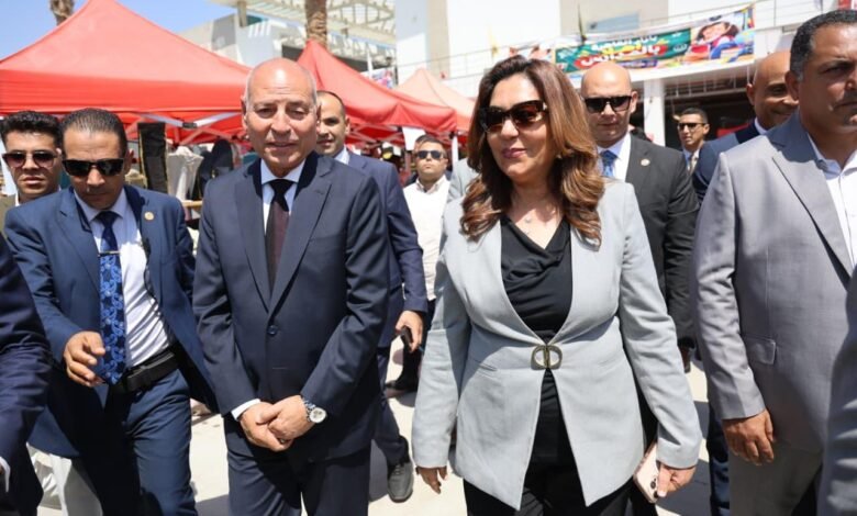 وزيرة التنمية المحلية والبيئة ومحافظ القاهرة يتفقدان "بازار القاهرة " بمجمع السوق الحضارى بمدينة نصر
