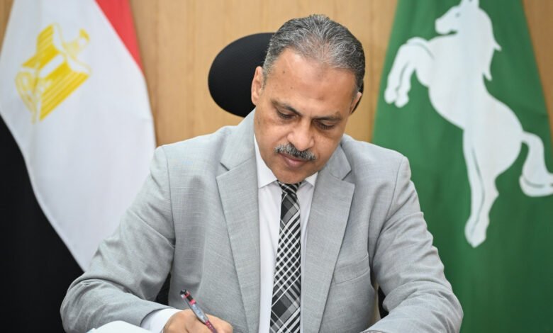 محافظ الشرقية يُصدر 22قرار جزاء بالخصم من الأجر بحق ٦٣من العاملين