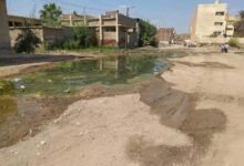 ( بالصور ) المجارى تحاصر مدرسة التجارة بنين بمنية المكرم بفاقوس