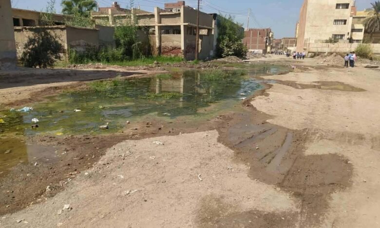 ( بالصور ) المجارى تحاصر مدرسة التجارة بنين بمنية المكرم بفاقوس