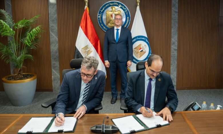 وزير البترول يشهد توقيع اتفاقية للبحث عن الغاز الطبيعي والزيت الخام بمنطقة لوتس البحرية