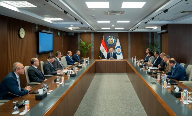 وزير البترول والثروة المعدنية يتابع مع المجلس التنفيذي لهيئة البترول خطط زيادة الإنتاج