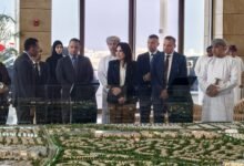 وزيرة الإسكان ونظيرها العُماني يتفقدان مركز التجربة والمبيعات بمدينة السلطان هيثم