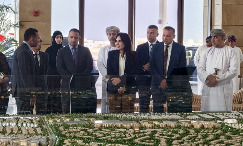 وزيرة الإسكان ونظيرها العُماني يتفقدان مركز التجربة والمبيعات بمدينة السلطان هيثم