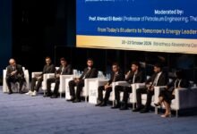 وزير البترول  خلال حوار مع مجموعة من طلاب هندسة البترول والجيولوجيا في مؤتمر البحر المتوسط بالإسكندرية