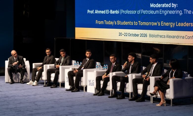 وزير البترول  خلال حوار مع مجموعة من طلاب هندسة البترول والجيولوجيا في مؤتمر البحر المتوسط بالإسكندرية
