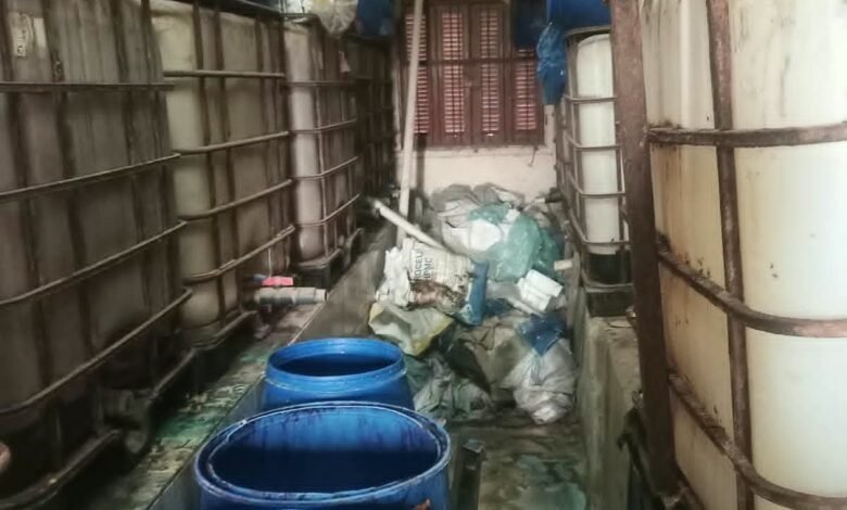 ضبط 7800 لتر من المواد السائلة مجهولة المصدر داخل مخزن منظفات بقلين