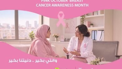 شراكة بين "إندرايف" و"فيزيتا" لإتاحة فحوصات مجانية للكشف المبكر عن سرطان الثدي كتب : ماهر بدر لـ 100 سائقة في مصر خلال أكتوبر الوردي أعلنت "إندرايف" المنصة العالمية الرائدة في مجالات النقل الذكي والخدمات الحضرية عن عقد شراكة مع منصة "فيزيتا" المنصة الرائدة لخدمات الرعاية الصحية والتكنولوجيا الطبية في منطقة الشرق الأوسط وشمال أفريقيا، لتقديم فحوصات طبية مجانية لـ 100 من أفضل سائقاتها أداءًا في مصر. وتأتي هذه الخطوة في إطار مبادرة "الشهر الوردي" التي تطلقها الشركة للتوعية بسرطان الثدي وأهمية الكشف المبكر. وتهدف "إندرايف" من خلال هذه المبادرة إلى تسهيل وصول السائقات عبر منصتها إلى خدمات الرعاية الصحية الأساسية، تقديرًا لدورهن الفاعل في نجاح الأعمال، وحثّهن على إعطاء الأولوية لصحة وسلامة أجسادهن. كما تعكس هذه الخطوة التزام الشركة الممتد بدعم السائقين، ليس فقط عبر توفير فرص دخل نموذجية وبيئة عمل مرنة، بل وأيضًا من خلال تلبية احتياجاتهم ورعايتهم خارج نطاق العمل اليومي. وتعتمد "إندرايف" في نموذج أعمالها على قيم العدالة وحرية الاختيار، حيث تتيح للركاب والسائقين الاتفاق المباشر على قيمة الرحلة بدلاً من الاعتماد على الأسعار الثابتة والخوارزميات التلقائية. وإلى جانب توفير فرص دخل مرنة، تواصل الشركة استكشاف وتطوير مبادرات نوعية تستهدف تحسين جودة حياة السائقين، تقديرًا لدورهم المحوري في مسيرة نمو المنصة وتوسعها. وفي هذا الصدد، قال علاء شلبي، مدير "إندرايف" بمصر: "نؤمن في "إندرايف" بأن مسؤوليتنا تجاه السائقين لا تقتصر على توفير منصة لتحقيق الدخل فحسب؛ فالسائقات عبر منصتنا يقدمون مساهمة قيّمة لمجتمعنا ولمسيرة نمو أعمالنا، ونحرص على تقدير هذا الدور من خلال دعم متطلباتهن داخل إطار العمل وخارجه. ومن خلال شراكتنا مع "فيزيتا"، سنساعد 100 من سائقاتنا المتميزات على إجراء الفحوصات الطبية خلال "الشهر الوردي"، مع التأكيد على أهمية الكشف المبكر وجعل الصحة الشخصية أولوية. وسنظل ملتزمين بخلق فرص تدعم الاستقلالية المالية لسائقينا، وتعزز رفاهيتهم وجودة حياتهم". ومن جانبه، صرح شكري أسمر، الرئيس التنفيذي للتطوير المؤسسي في شركة "فيزيتا": "باعتبارنا المنصة الرائدة في مجال تكنولوجيا الرعاية الصحية بالمنطقة، نرى أن مسؤوليتنا الجوهرية تكمن في ضمان وصول الجميع إلى خدمات صحية عالية الجودة، بما يضع أُسسًا لمجتمعات أكثر صحة واستدامة. إن تمكين المرأة ودعمها يمثل جزءًا أصيلًا من هويتنا وثقافة عملنا؛ ومن خلال شراكتنا الاستراتيجية مع "إندرايف" بالتزامن مع "الشهر الوردي"، نحول التوعية إلى رعاية ملموسة وفعالة. وبتوفير فحوصات سرطان الثدي لـ 100 من السائقات المتميزات، نؤكد التزامنا بالرعاية الوقائية، ونثمن الدور المحوري الذي تلعبه المرأة في دفع عجلة الاقتصاد والمجتمع نحو الأمام". وتؤكد الشراكة مع "فيزيتا" أهمية التعاون المتكامل بين منصات النقل الذكي وقطاع الرعاية الصحية لتسهيل وصول المجتمعات إلى الخدمات الأساسية. ومن خلال الدمج بين التزام "إندرايف" بدعم مجتمع سائقيها والشبكة الممتدة لـ "فيزيتا" في تقديم الرعاية الصحية، تسعى المبادرة إلى تحويل جهود التوعية بسرطان الثدي إلى خطوات عمل جادة تضع صحة المرأة في صدارة الأولويات. ومن خلال هذه المبادرات، تواصل "إندرايف" ترسيخ التزامها تجاه الكوادر البشرية الداعمة لمنصتها، مؤكدة أن مساندة السائقين تتجاوز حدود الرحلات اليومية لتمتد إلى العناية بالأفراد والعائلات والمجتمعات التي يخدمونها. ويشكل نموذج التفاوض المباشر على الأسعار جوهر نهج "إندرايف"؛ حيث يمنح الركاب والسائقين حرية الاتفاق المباشر على قيمة الرحلة، بما يعزز مستويات أعلى من الشفافية والعدالة وحرية الاختيار للطرفين. عن إندرايف تعد "إندرايف" منصة عالمية رائدة في مجالات النقل الذكي والخدمات الحضرية والشحن. تجاوزت تنزيلات تطبيق الشركة حاجز الـ 360 مليون مرّة، وحافظت على موقعها كثاني أكثر تطبيقات نقل الركاب تحميلًا حول العالم. وإلى جانب خدمات نقل الركاب، توفر "إندرايف" محفظة متنامية من الخدمات تشمل النقل بين المدن، وخدمات الشحن والتوصيل، والحلول المالية. وفي عام 2023، أطلقت الشركة ذراعها الاستثماري الاستراتيجي (New Ventures) والمتخصص في الاستحواذ وعمليات الاستثمار الجريء. وانطلاقاً من رسالتها الرامية إلى معالجة مظاهر عدم المساواة الاجتماعية وجعل العالم أكثر عدالة، تتواجد "إندرايف" اليوم في أكثر من 1000 مدينة عبر 47 دولة. وتلتزم الشركة بإحداث تأثير إيجابي ملموس في حياة مليار شخص بحلول عام 2030، سواء من خلال خدماتها الأساسية أو عبر برنامجهـا لتمكين المجتمعات. لمزيد من المعلومات يرجى زيارة الموقع الالكتروني: inDrive.com . عن فيزيتا فيزيتا هي منصة التكنولوجيا الصحية الرائدة في الشرق الأوسط وإفريقيا، موجّهة المرضى خلال رحلتهم الصحية الكاملة عبر أكبر شبكة طبية في المنطقة تضم أكثر من 30,000 مقدم خدمة. من خلال فيزيتا، يمكن للمرضى بسهولة حجز مواعيد أطباء العيادات والمستشفيات، وجدولة الاستشارات الاستشارة عن بعد، وطلب الأدوية، وطلب زيارات الأطباء المنزلية، وحجز الاختبارات المعملية والتشخيصية. تتكامل جميع الخدمات بسلاسة مع التأمين الصحي المسجل للمرضى، مما يقدم تجربة رعاية صحية متكاملة بالكامل عبر دول متعددة، بما في ذلك مصر والسعودية.
