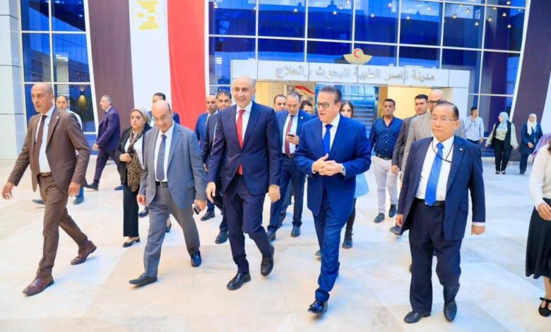 وزيرا الصحة والتعليم والرئيس التنفيذي لمجموعة كيوتو إيكويكان التعليمية اليابانية يتفقدون مدرسة ومعهد التمريض بمستشفى معهد ناصر